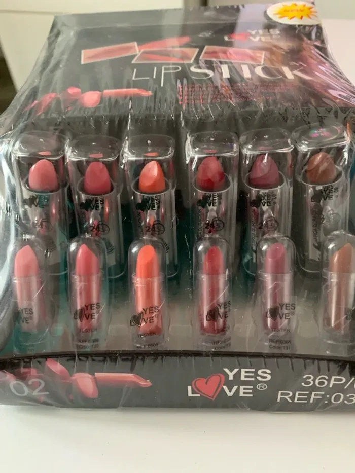 Boite de rouges à lèvres - photo numéro 2