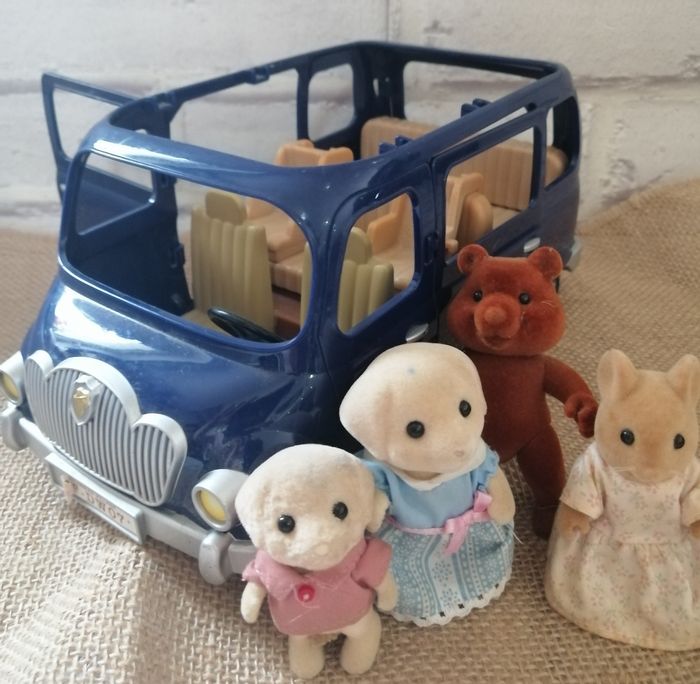 Voiture et figurines sylvanian - photo numéro 2