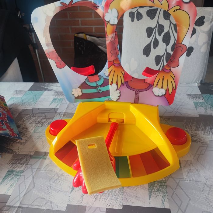 Pie face super duel hasbro relevé le défi sois le plus rapide pour entarter ton voisin. Quasi neuf - photo numéro 3