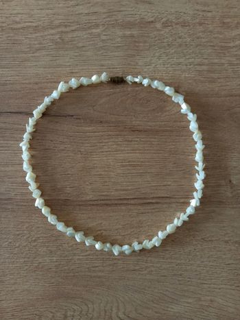 Collier vintage en pierres blanches. 