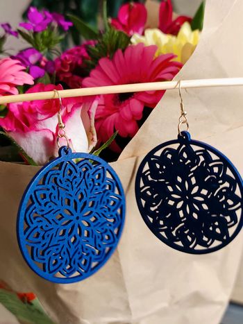 Boucles d'oreilles bois bleu électrique rosace