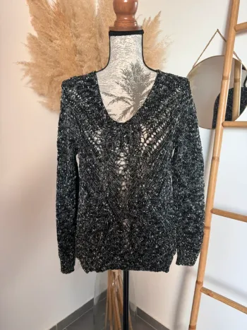 Pull noir et blanc ajouré
