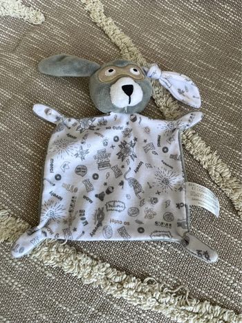 Peluche doudou plat 21cm IKKS chien loup lapin gris masque doré fleur blanc parfait état