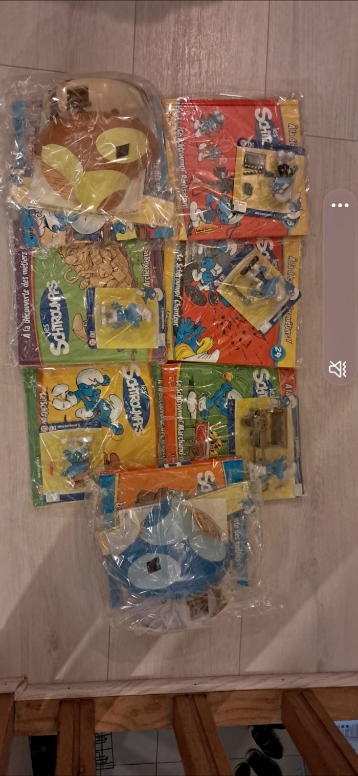 Figurine schtroumpf avec le livre