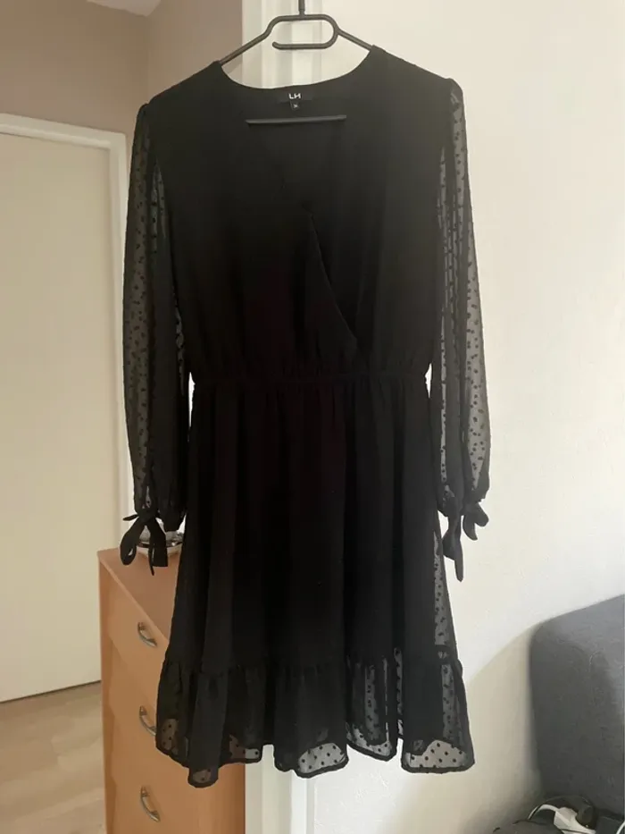 Robe noir tissu plumetis