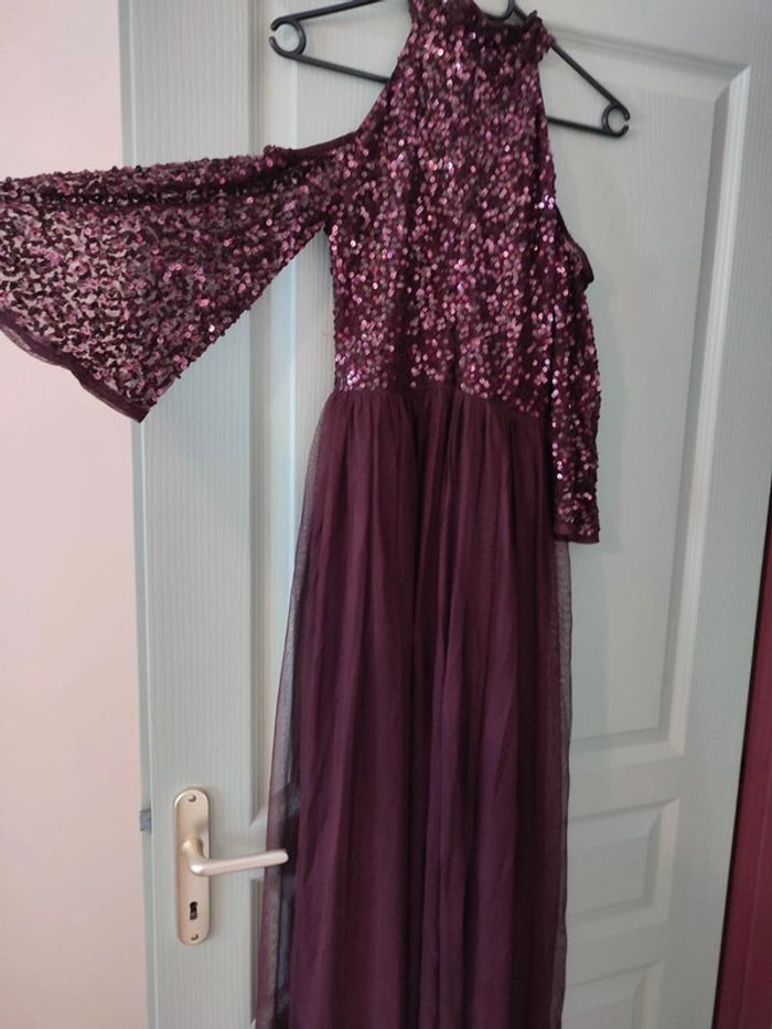 Robe longue à épaules nues avec sequins délicats ton sur ton, bas en tulle et manches kimono - photo numéro 2