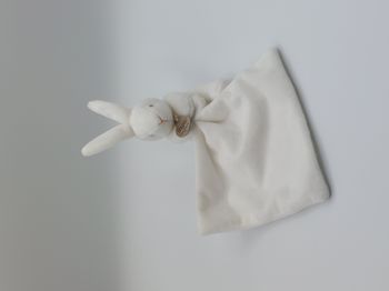 DOUDOU ET COMPAGNIE lapin mouchoir blanc DC303 boîte fleur yeux marrons nez rose