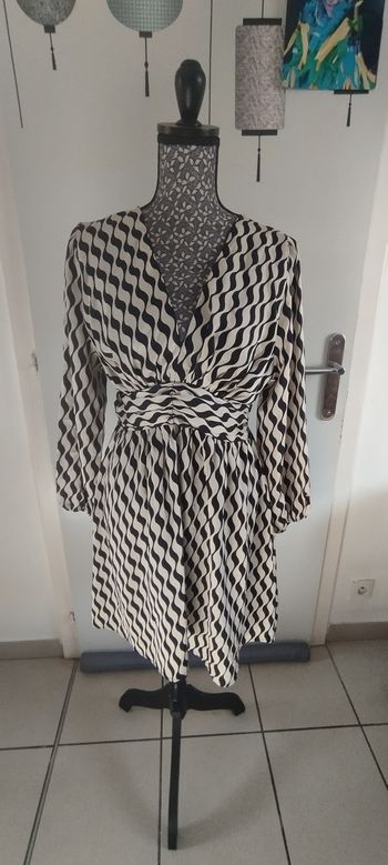 Robe fluide manches longues taille M marque Lili & lala