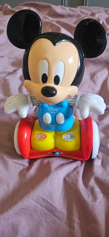 Baby Mickey sur son overboard