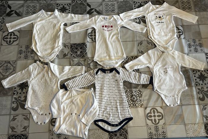 Lot de vêtements bébé garçon 6 mois 8 bodies manches longues et 4 pyjamas velours - photo numéro 2