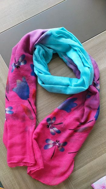 Châle foulard libbélule bleu rose papillon