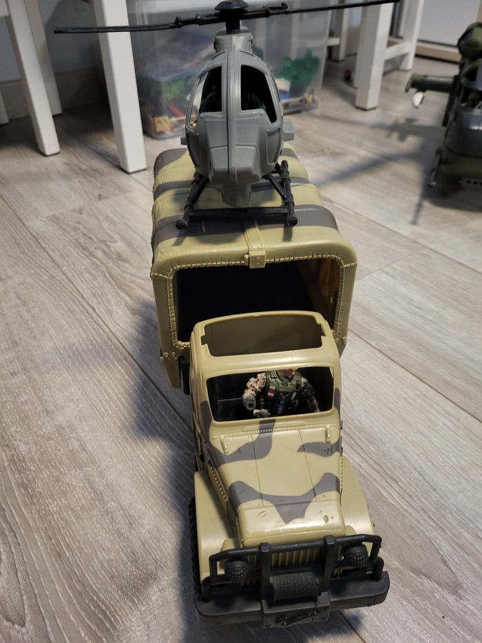 Camion avec hélicoptère militaires - photo numéro 2