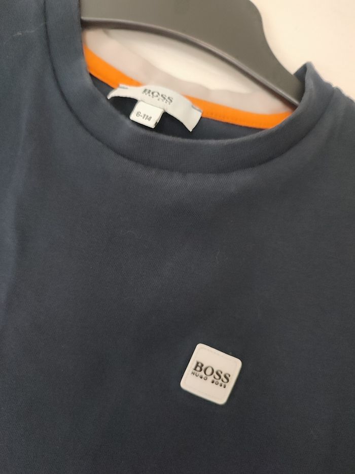 Tee shirt bleu marine Hugo Boss taille 8 ans - photo numéro 2
