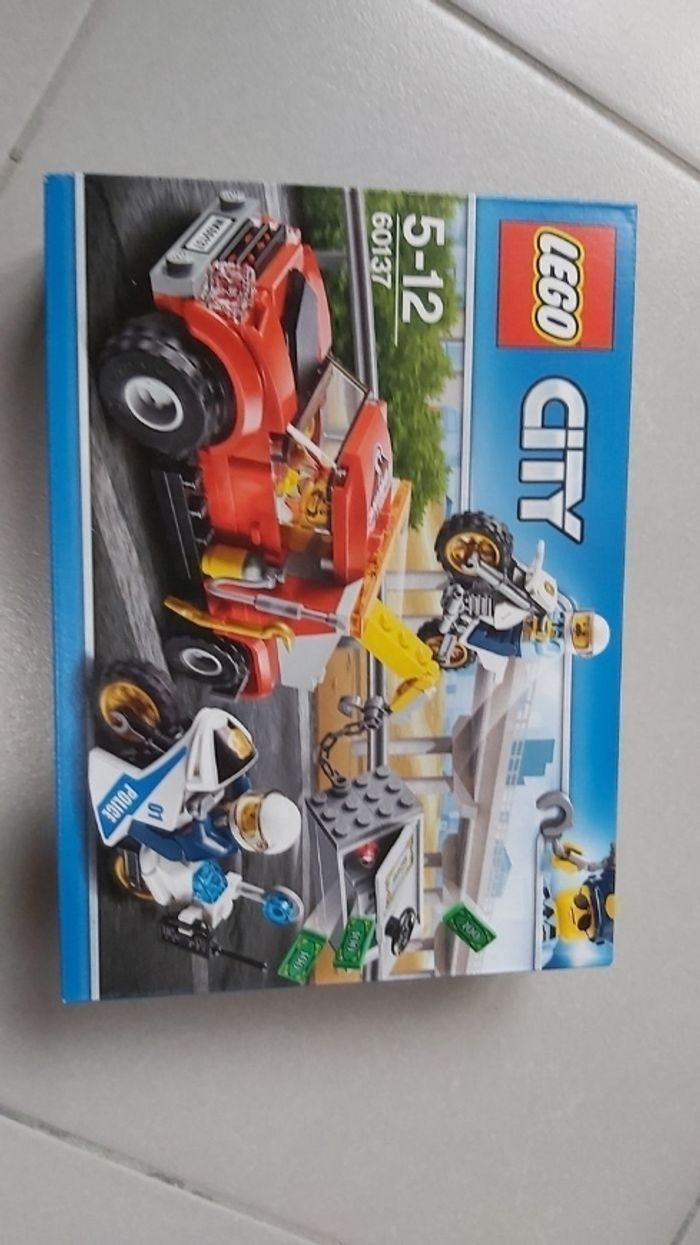 La poursuite du braquer Lego city 60137