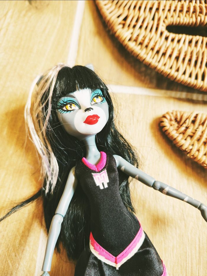 🦇 Poupée Monster high Purrsephone fearleading Mattel MMS - photo numéro 2