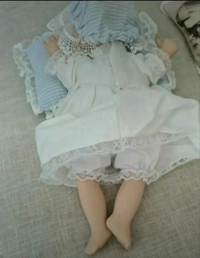 Adorable et Magnifique bébé dormeur musical en porcelaine - photo numéro 3