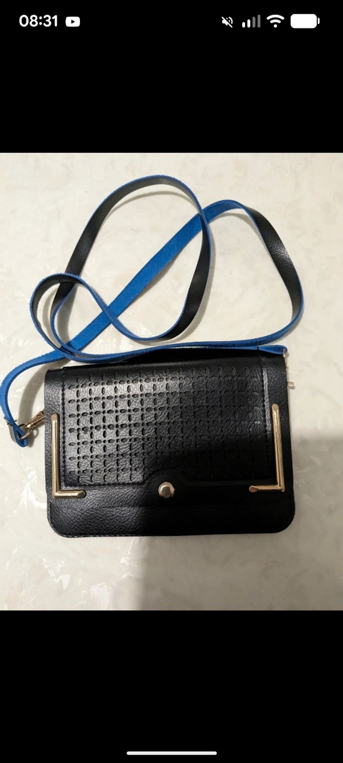 Beau sac bandoulière noir , dorure et bleu.