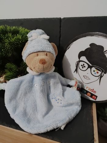 Doudou plat ours bleu bonnet coccinelle nicotoy fleurs noeud blanc marron DD3203