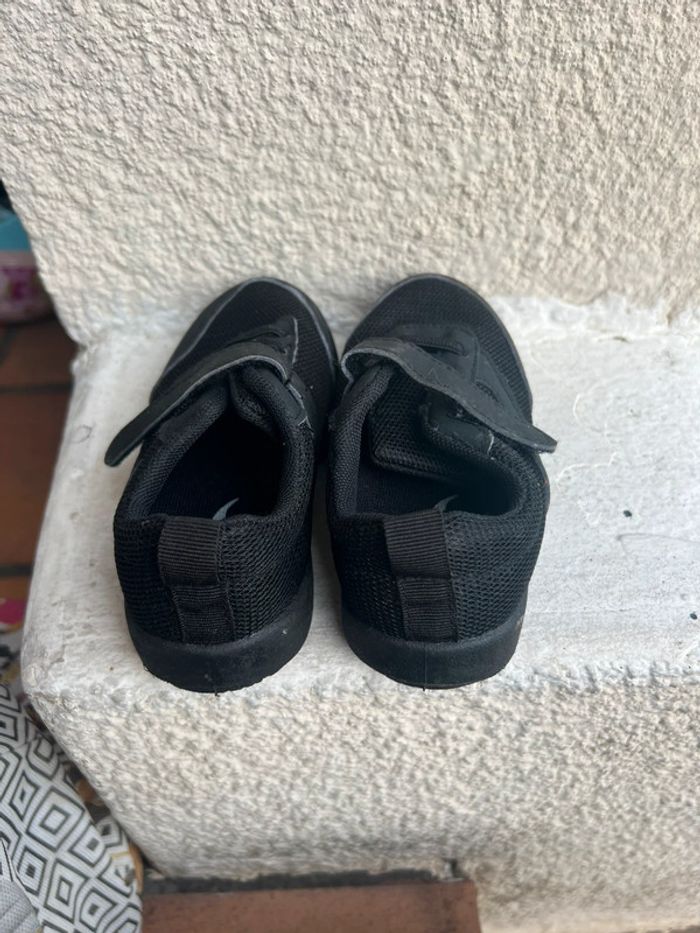 Paire de baskets fille pointure 27 sans marque bon état - photo numéro 2