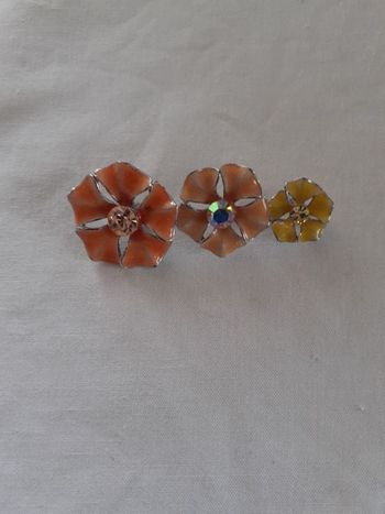 Broche floral sans valeur