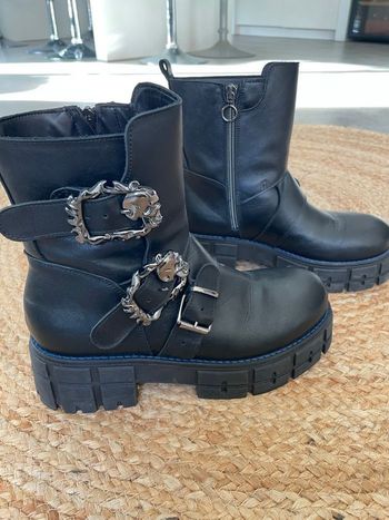 Bottines à semelles crantées