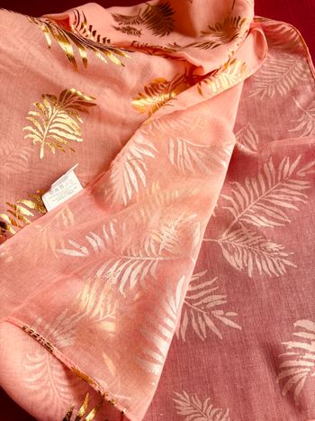 Foulard à motifs imprimé feuilles dorées