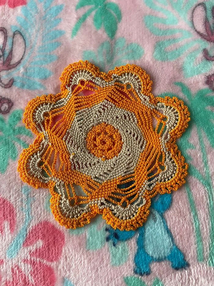 Napperon orange et beige