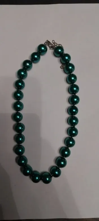 Collier fantaisie en grosses perles vertes.neuf
