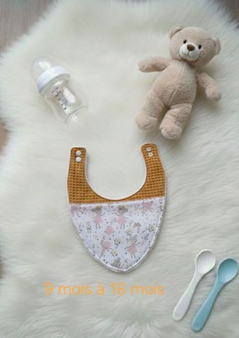 Bavoir bandana 9 mois à 18 mois Création fait main artisanale