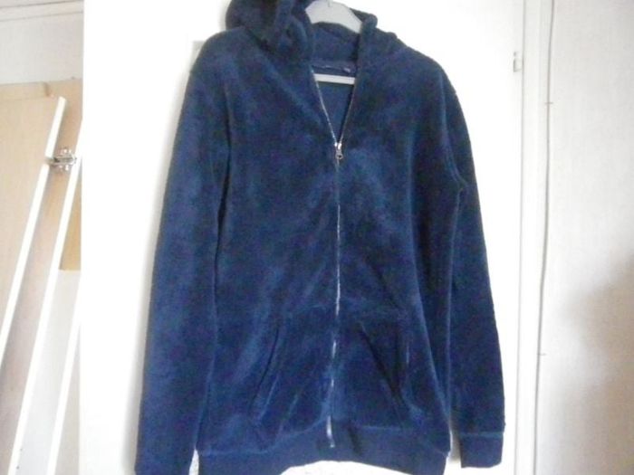 GILET AVEC CAPUCHE TAILLE 14-16 ANS