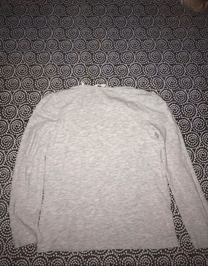 T shirt manches longues h&m 2-4 ans neuf jamais porté juste lavé - photo numéro 2
