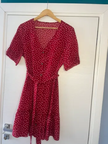 🔹 Robe d’Été Rouge à Pois Blancs – Shein 🔹