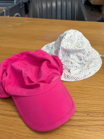 Lot de 2 casquette et chapeau