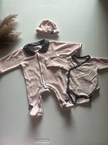 Ensemble fleurs de lune Sauthon Comprenant un body, un pyjama et un bonnet Très bon état  Taille 1 mois  Prix non négociable