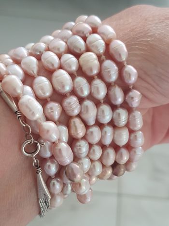 Magnifique collier sautoire de véritable perles de cultures multicouleurs en excellente état svp observerez toutes les photos avant de me demander les dimensions car j ajoute toujours la dimensions merci