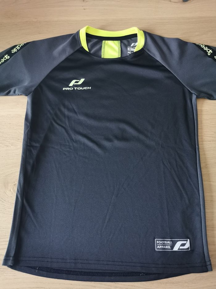 Tee shirt manches courtes de sport 10-12 ans en très bon état