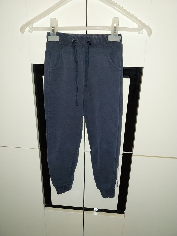 Pantalon de jogging Eldys bleu marine avec bande blanche au bas  des jambes