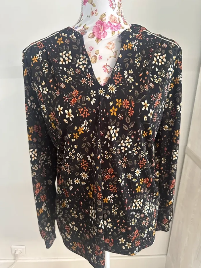 Blouse noir manche longue avec fleure neuve avec étiquette