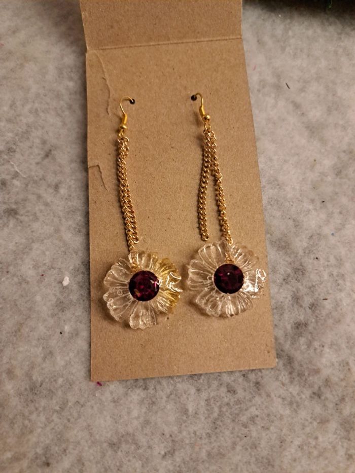 Boucles d'oreilles pendante en résine Marguerite - photo numéro 2