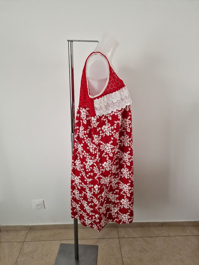 Robe polynésienne rouge a fleurs blanche à définitions dentelle - photo numéro 6