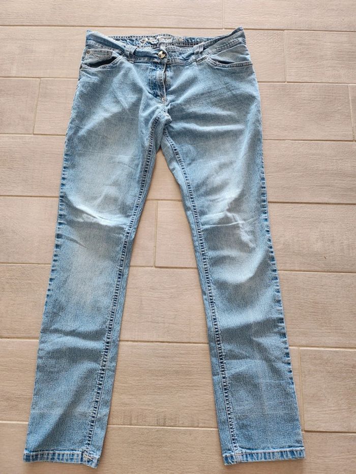 Pantalon Jean clair taille 42 en bon etat basic one