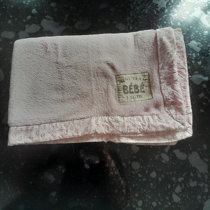 Petite couverture polaire rose pâle en bon état