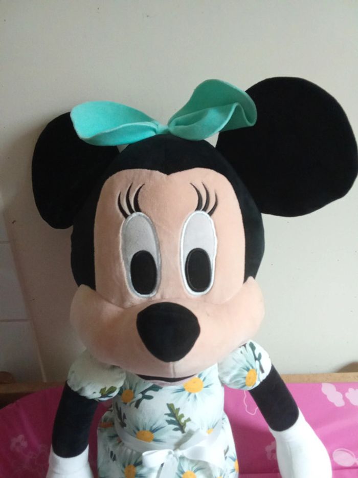 Grande peluche Disney Minnie avec sa robe fleurie - photo numéro 2
