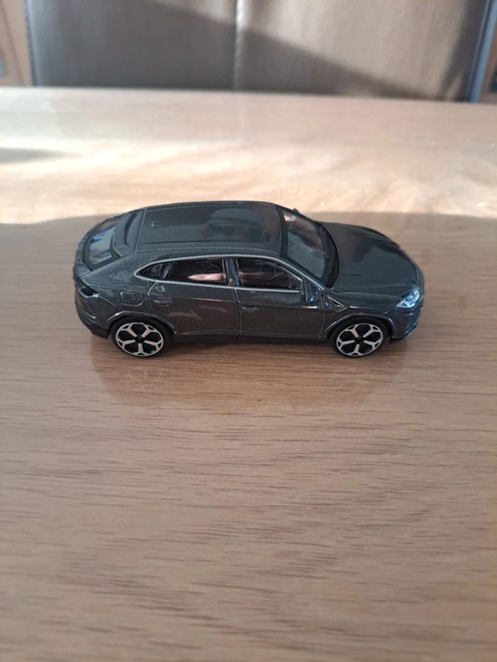 Voiture Lamborghini Urus - photo numéro 3