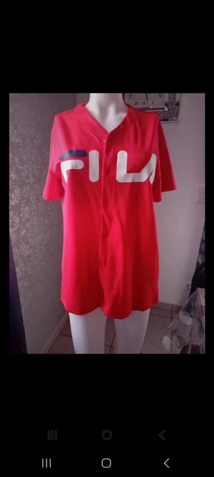 T shirt fila noté xs mais peut convenir à un s