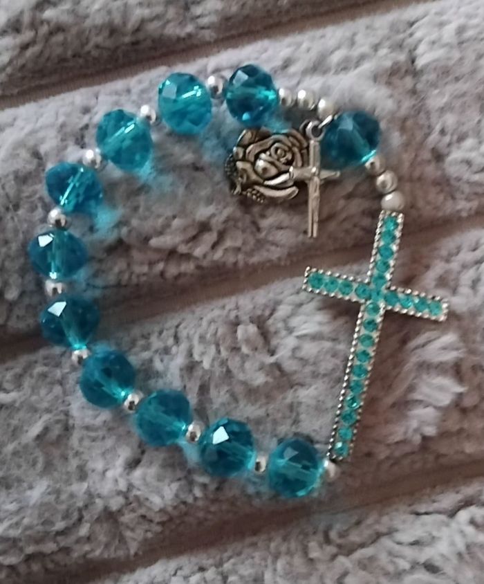 Bracelet perles bleu  croix,roseraie et petite croix - élastique résistant