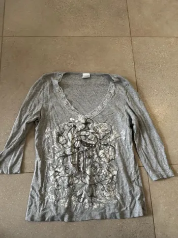 Haut gris madeleine, très bon état ,taille L