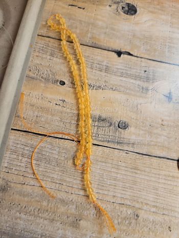 Fils de perles jaune