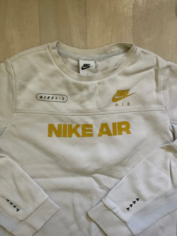 Pull Nike blanc et doré - photo numéro 2