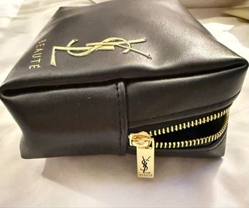 Trousse / pochette à maquillage Yves Saint Laurent. Neuve. Jamais servie. Noire. Logo doré.